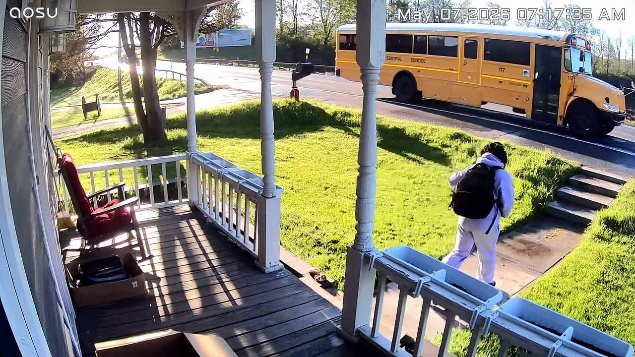 Un ado recule à temps, échappe à un accident de bus scolaire dans l’État de New York
