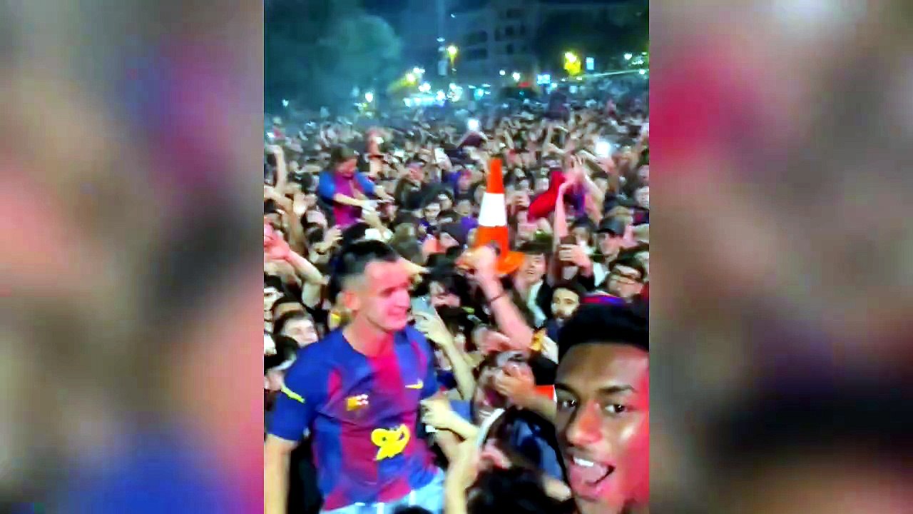 Casadó y Balde celebran LaLiga en plaza Cataluña y Laporta, en Luz de Gas