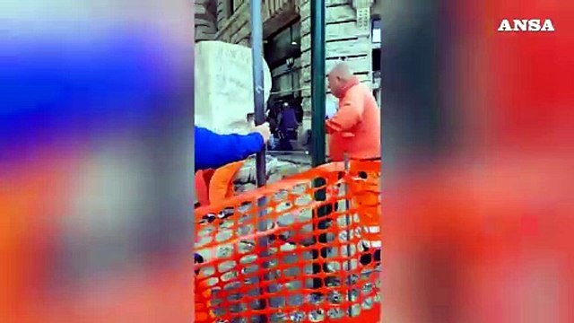 Roma, lavori a pochi centimetri dalla storica Fontana delle api