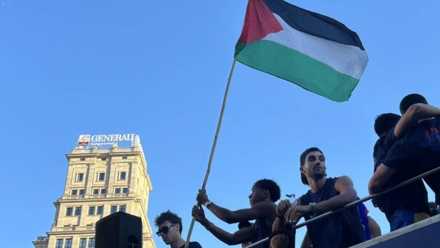 Lamine ondea la bandera de Palestina en la celebración del Barcelona 