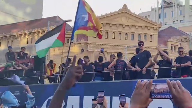 Tiene 18 años y le sobra personalidad: la bandera que ondeó Lamine Yamal en la rua culé
