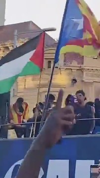 ¡Lamine Yamal ondea una bandera de Palestina en la rua del FC Barcelona!