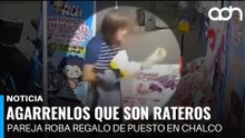 Pareja roba regalo de un puesto en Chalco