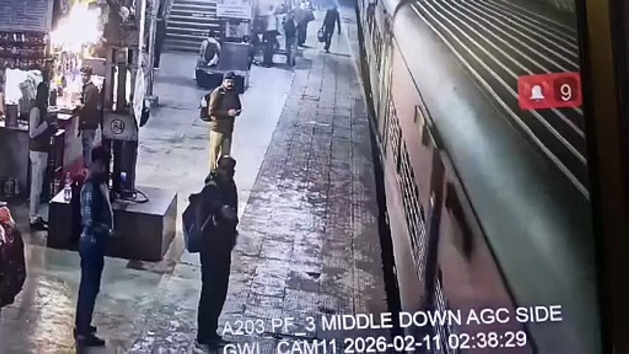 ग्वालियर स्टेशन चलती ट्रेन के नीचे जाने ही वाला...