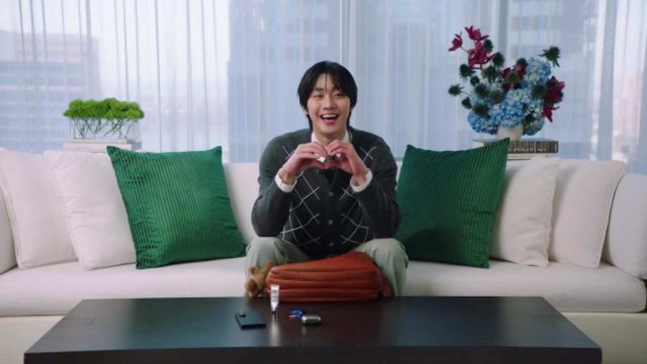 Ahn Hyo-seop’s Messenger Bag Is Filled With Fan Gifts