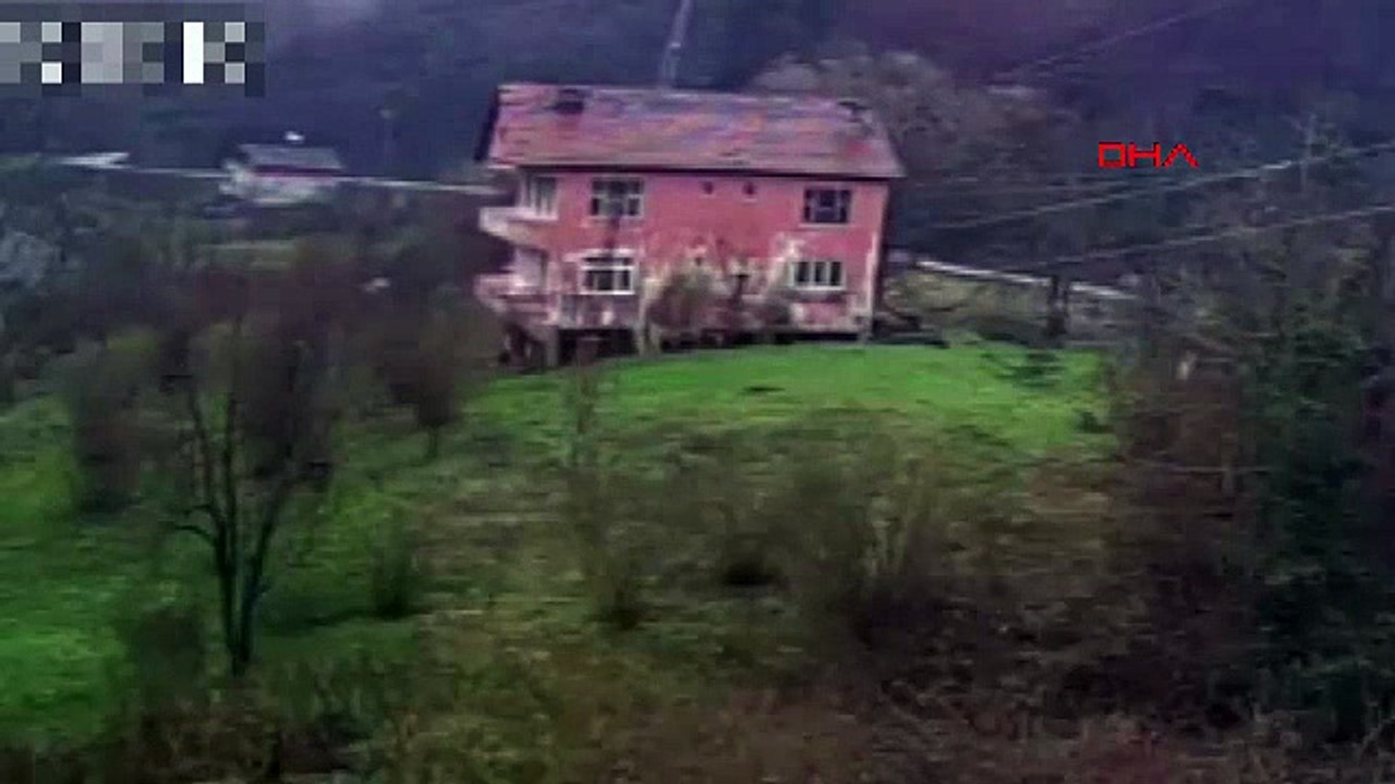 Kastamonu'da heyelan nedeniyle 2 katlı ev çöktü; o anlar kamerada!