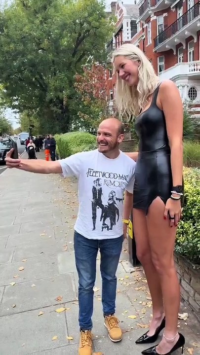 Bir adamın 2.8 metre boyundaki ABD'li kadınla fotoğraf çekildiği anlar gündem oldu.