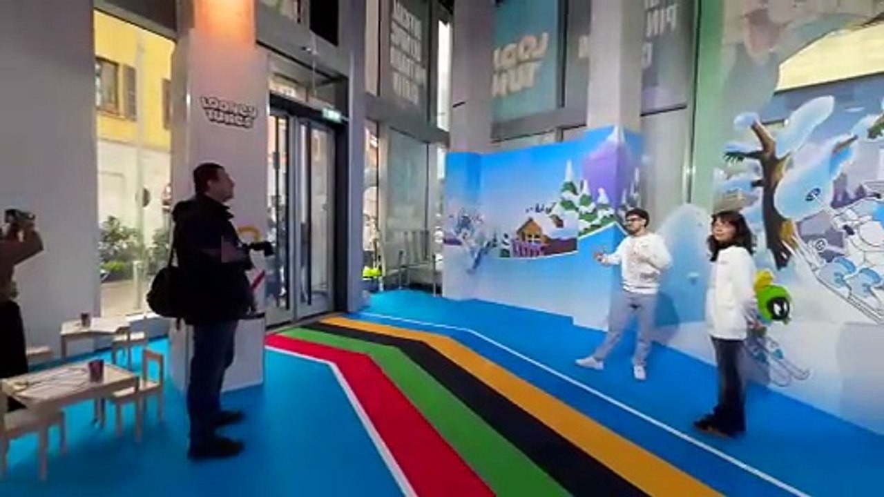 A Milano è scoppiata la pin mania: storia, tradizione e consigli pratici su come trovare scambiare le spillette olimpiche