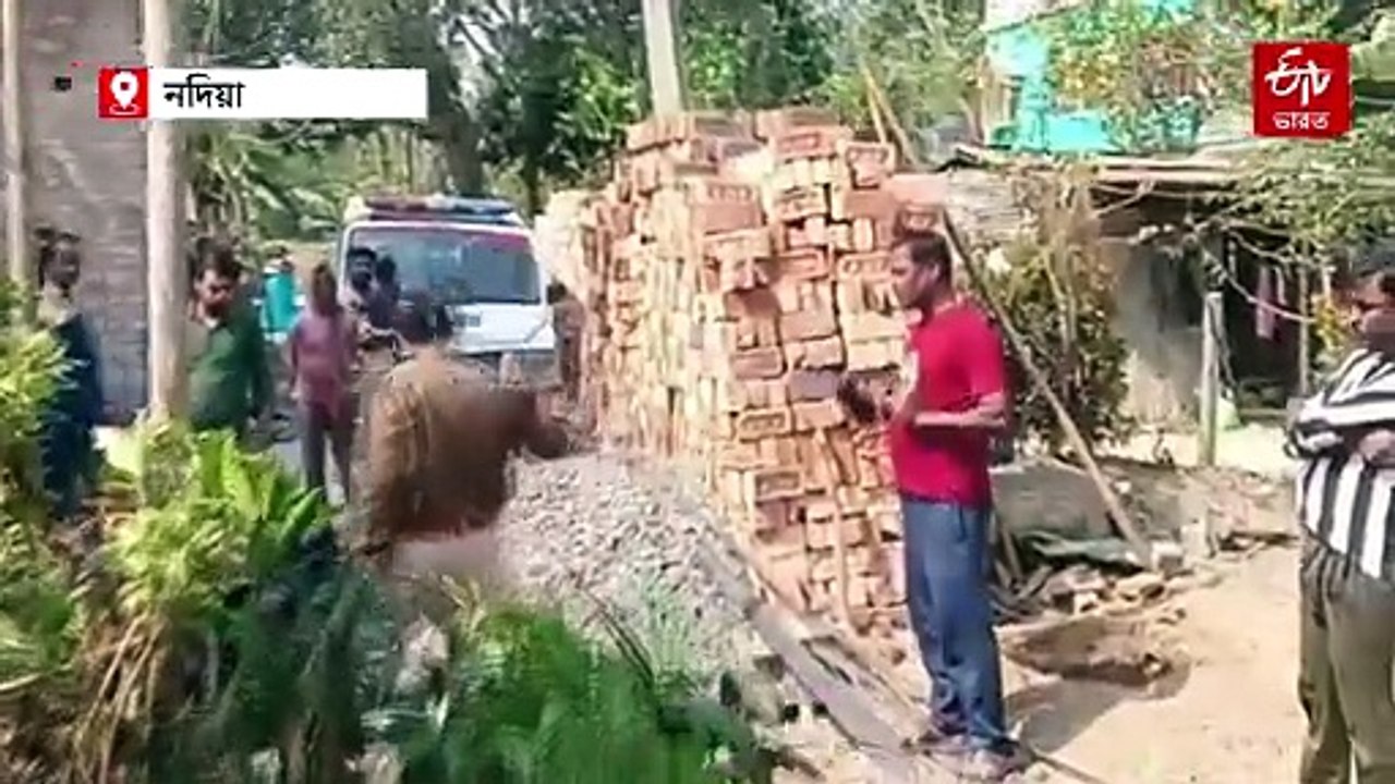সরকারি রাস্তা দখল করে বাড়ি তৈরির চেষ্টা তৃণমূল কর্মীর ! সরব গ্রামবাসীরা