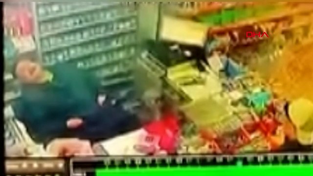 Sultangazi'de market sahibinin uyuduğunu gören çocuk sadaka kutusunu çaldı