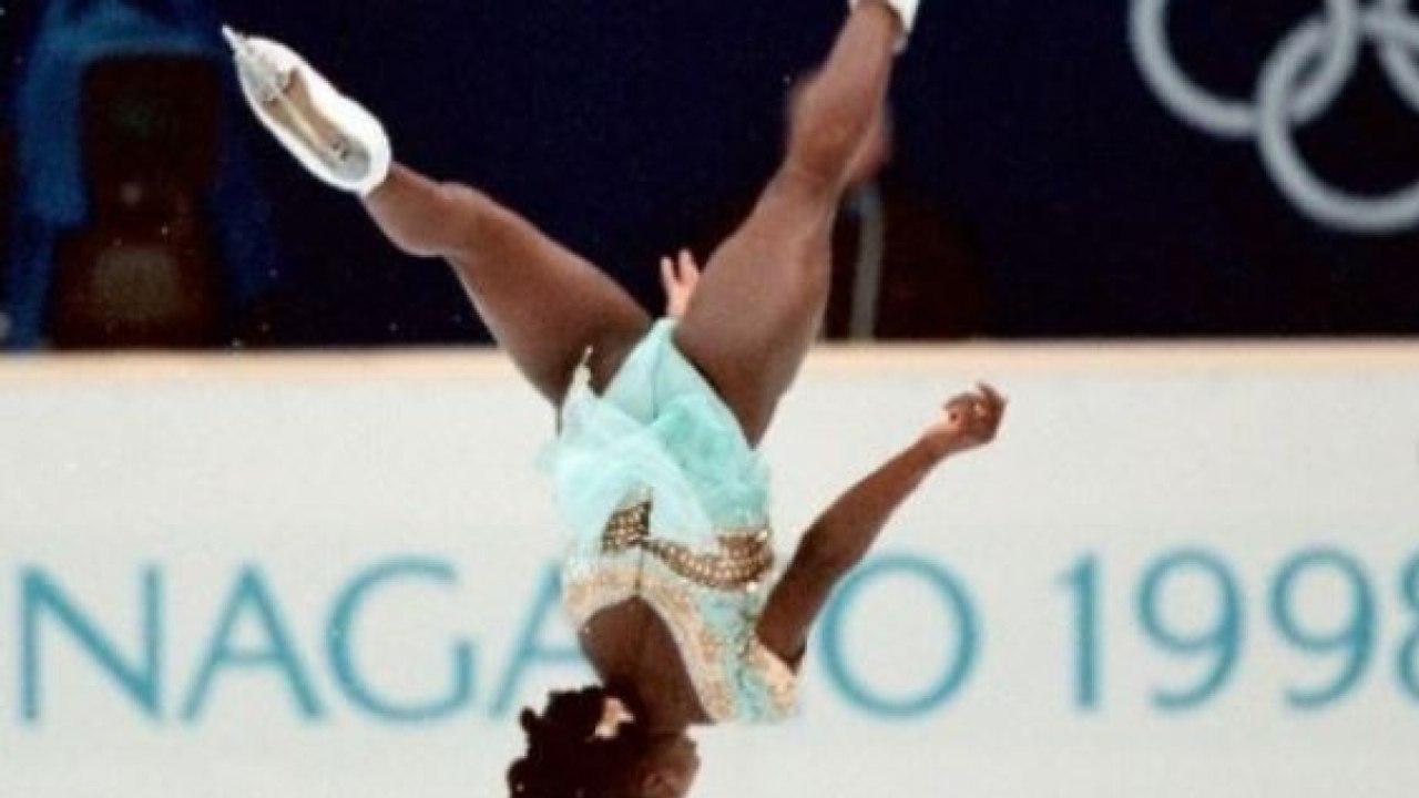 La storia del backflip, il salto mortale all'indietro nel pattinaggio artistico proibito per quasi 50 anni