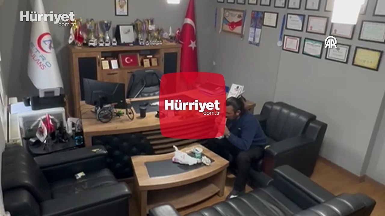 Boğazına kaçan yiyeceği kendi kendine yaptığı Heimlich manevrasıyla çıkardı