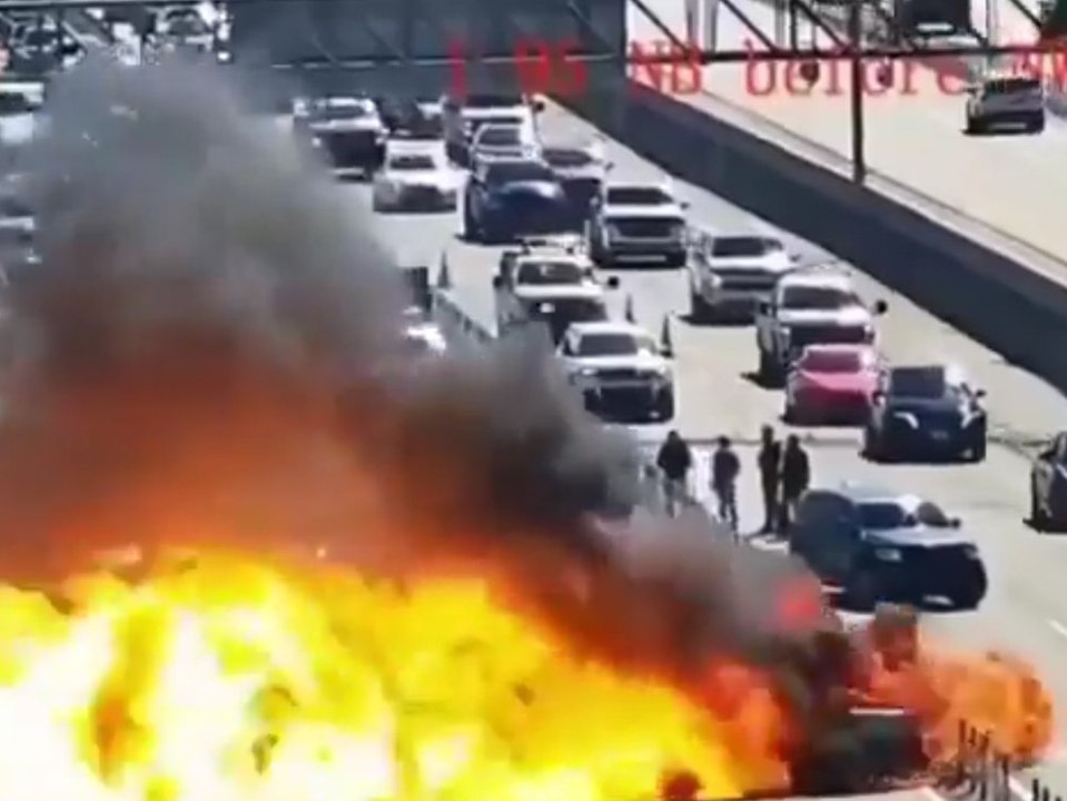 Flammenhölle: Auto explodiert mitten auf dem Highway