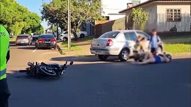 Motociclista fica ferida após colisão com carro no cruzamento das Avenidas Olindo Periolo e Corbélia