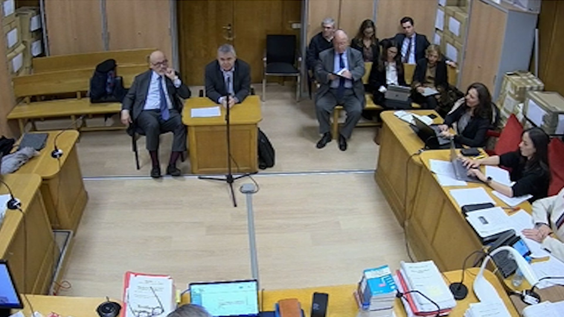 El ex secretario de Organizaci�n del PSOE, Santos Cerd�n, ha comparecido recientemente como testigo ante el juez para aclarar su relaci�n con Leire D�ez, figura central en una investigaci�n judicial en curso. Durante su declaraci�n, captada en la grabaci�n judicial del interrogatorio, Cerd�n reiter� que no conoc�a a D�ez, se�alada habitualmente como "fontanera" del partido, hasta la reuni�n mantenida en la sede de Ferraz en abril de 2024.