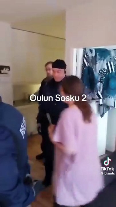 Kommunistinen korruption lapsikauppa hyökkää neljän poliisin voimin lasta ja ihmisoikeuksia vastaan