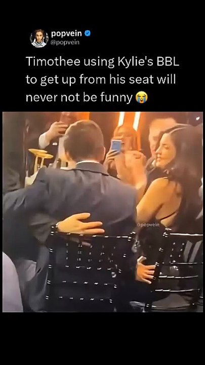 Timothee Chalamet using Kylie Jenner's b00ty to get up from his seat will never not be funny 😭