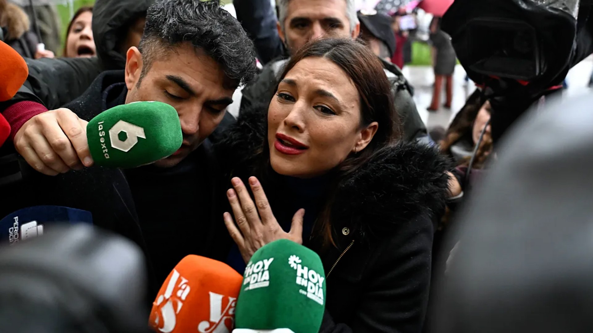 Tras varios d�as de incertidumbre y versiones contradictorias, la actriz Elisa Moulia� ha comunicado oficialmente al juez Adolfo Carretero su decisi�n de mantenerse personada como acusaci�n particular en la causa contra ��igo Errej�n. La int�rprete solicita una pena de tres a�os de prisi�n para el ex diputado, a quien acusa de un presunto delito de abuso sexual continuado.