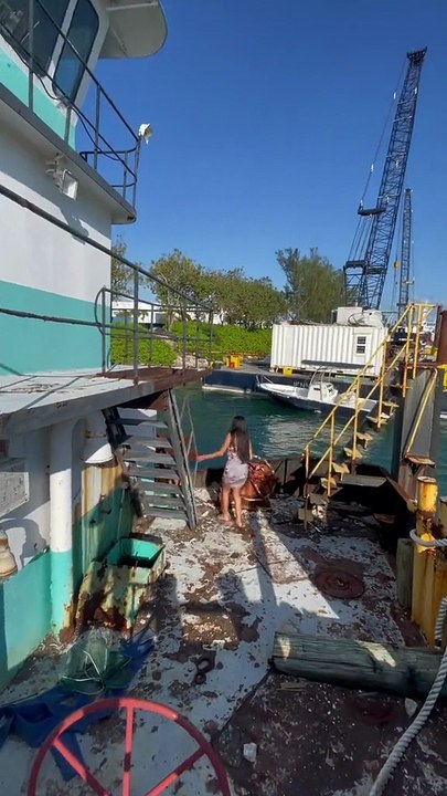 Exploring an abandoned ship in the USA 🥷🏽🔦