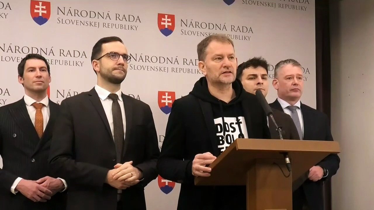 ZÁZNAM: Hnutie Slovensko kritizuje vládu za to, že policajtom a hasičom klesajú mzdy