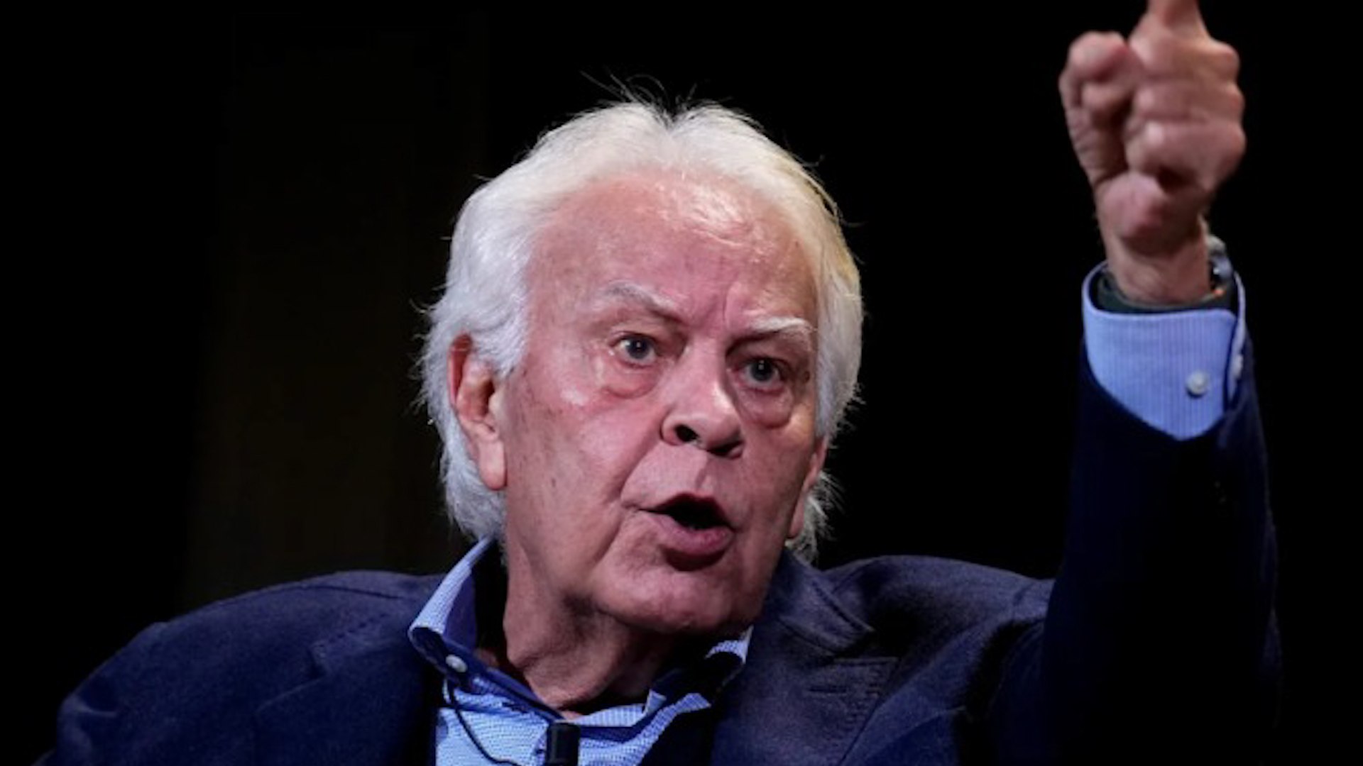 El expresidente del Gobierno Felipe Gonz�lez ha afirmado que no votar� al PSOE en las pr�ximas elecciones generales si Pedro S�nchez encabeza la candidatura. En ese escenario, asegura que optar�a por votar en blanco, ya que mantiene que jam�s apoyar�a a una formaci�n distinta del Partido Socialista.
Durante un desayuno informativo celebrado en el Ateneo de Madrid junto a los periodistas Luc�a M�ndez, Pedro G. Cuartango y Esther Palomera, Gonz�lez reflexion� sobre la situaci�n pol�tica actual y los recientes resultados electorales en Arag�n. All� tambi�n dej� claro que no tiene intenci�n de abandonar su militancia socialista, aunque lanz� cr�ticas impl�citas a la direcci�n actual del partido. Seg�n explic�, contin�a sinti�ndose unido al PSOE hist�rico, al que defini� como una organizaci�n con vocaci�n de mayor�as, rasgo que considera debilitado en la actualidad. Asimismo, mostr� su preocupaci�n por lo que calific� como una falta total de autocr�tica tanto en el PSOE como en el Partido Popular tras los �ltimos comicios. A su juicio, los resultados en Arag�n y Extremadura podr�an anticipar el comportamiento electoral que se ver� reflejado en las pr�ximas elecciones generales en toda Espa�a.
Tambi�n pidi� a los dirigentes pol�ticos que escuchen m�s a los ciudadanos y asuman responsabilidades p�blicas.