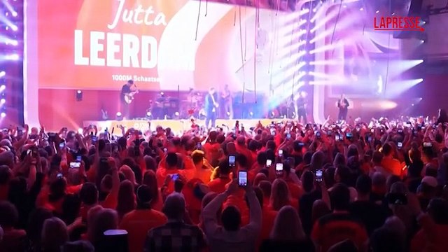 Milano-Cortina, Jutta Leerdam festeggia la sua medaglia d'oro con i fan