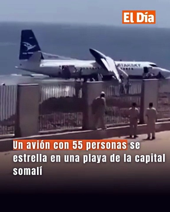 Un avión con 55 personas se estrella en una playa de la capital somalí