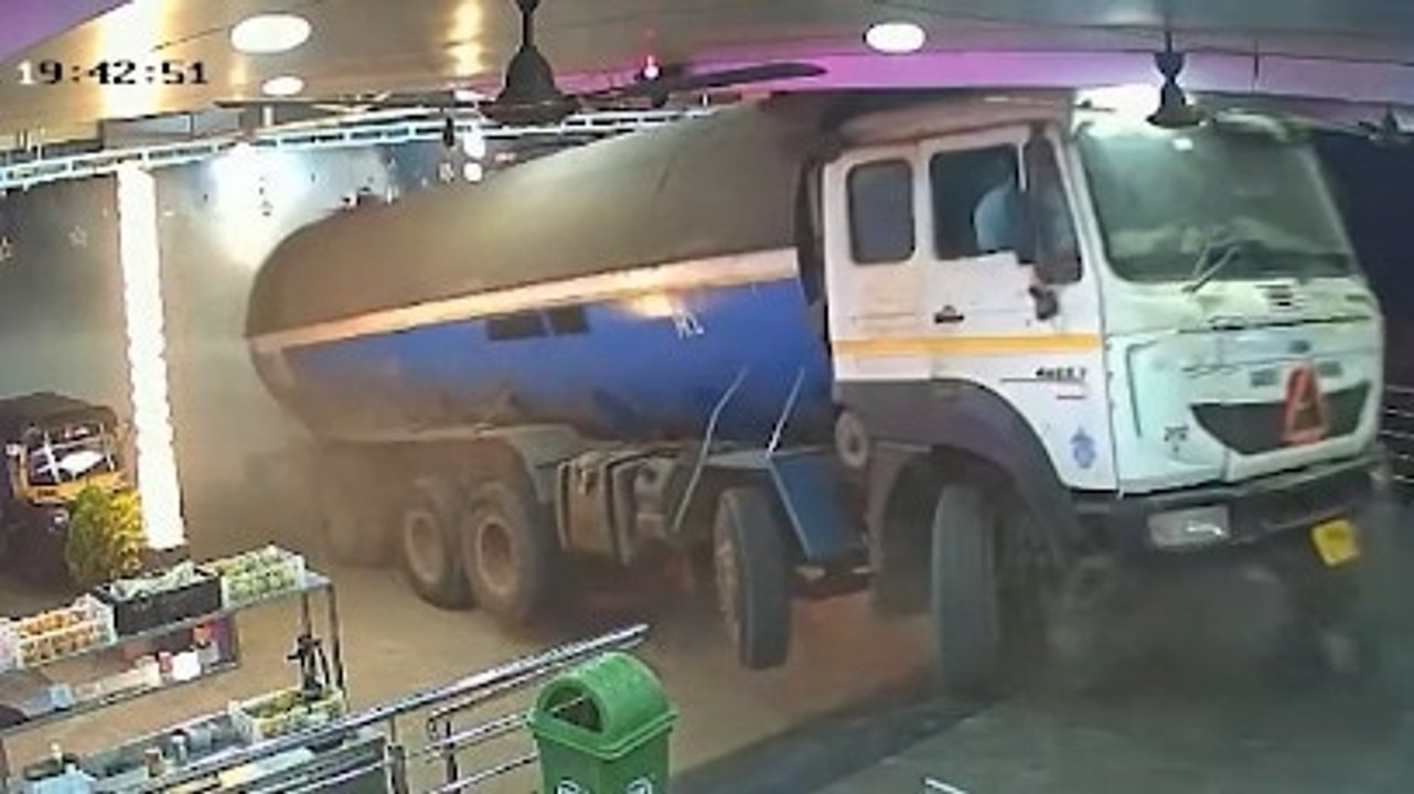 Video: Tanker crashes into hotel on Mumbai–Ahmedabad Highway, no one injured