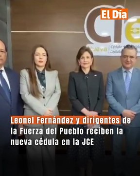 Leonel Fernández y dirigentes de la Fuerza del Pueblo reciben la nueva cédula en la JCE