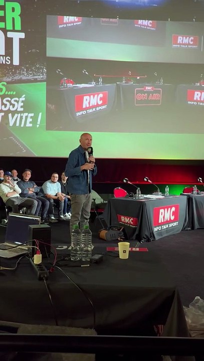 Gilbert Brisbois s'adresse au public de "L'After Foot" quelques minutes avant de prendre l'antenne.