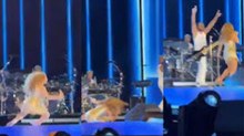 Shakira sufre aparatosa caída durante concierto