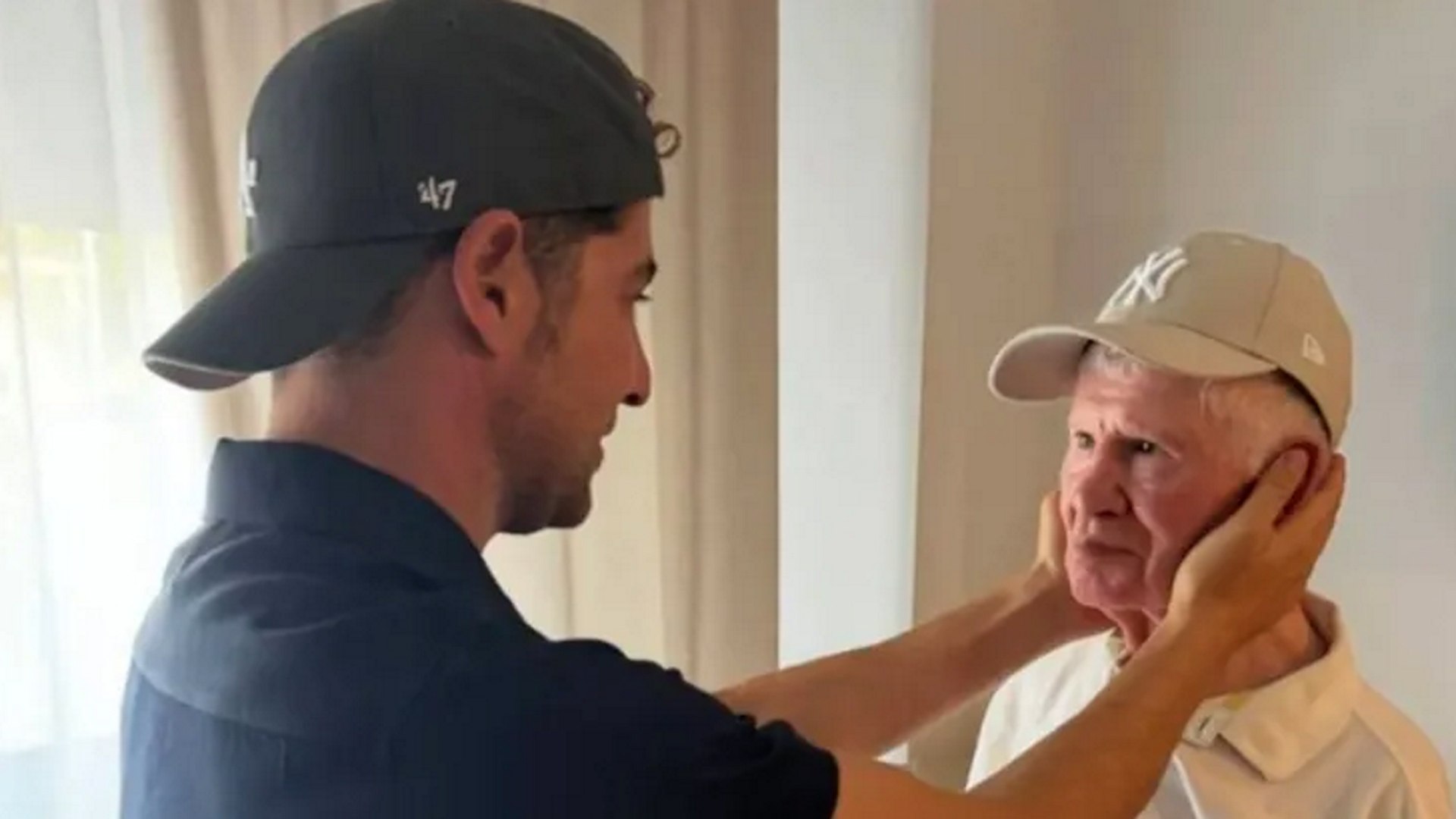 La ciudad de Almer�a despide hoy a uno de sus hijos m�s ilustres y queridos. Jos� Bisbal Carrillo, padre del reconocido cantante David Bisbal, ha fallecido este martes a los 84 a�os de edad tras una larga lucha contra una enfermedad degenerativa. La noticia ha causado una profunda conmoci�n no solo en el �mbito musical, sino tambi�n en el deportivo, donde Jos� fue un aut�ntico pionero y referente.
El propio artista ha sido el encargado de confirmar la triste noticia a trav�s de sus redes sociales, compartiendo una fotograf�a de archivo de la etapa profesional de su progenitor. Con unas palabras que reflejan la admiraci�n y el dolor por la p�rdida, el cantante le ha rendido un sentido homenaje: "Pap�, hoy te quedas a vivir dentro de mi coraz�n. Sabemos que all� arriba seguir�s siendo un luchador, ganando todos los combates en el cielo".
La relaci�n entre ambos siempre estuvo marcada por un profundo respeto y cari�o, sentimientos que David ha hecho p�blicos en numerosas ocasiones, especialmente a medida que la salud de Jos� se resent�a. Seg�n recogen las fuentes, el exboxeador "llevaba delicado varios a�os debido a la enfermedad de Alzheimer, por lo que se encontraba en una residencia donde era tratado con mucho mimo y cari�o".
M�s all� de ser el padre de una estrella internacional, Jos� Bisbal labr� su propio nombre en la historia del deporte nacional. Nacido el 1 de diciembre de 1941, fue "el primer campe�n de Espa�a de boxeo nacido en Almer�a. Siete t�tulos en una �poca dura, cuando era muy f�cil que te enga�aran", recordaba su hijo recientemente. Su carrera profesional fue prol�fica y valiente, logrando un r�cord de 49 victorias, 35 derrotas y nueve empates.
Su valent�a le llev� a cruzar fronteras en una �poca en la que el deporte espa�ol apenas asomaba al exterior, llegando a disputar combates internacionales en pa�ses como Suecia. David siempre ha puesto en valor el esfuerzo tit�nico que realizaba su padre: "A veces me lo imagino corriendo por La Molineta, o subiendo el Tibidabo de Barcelona, cuidando cada detalle, comiendo su trozo de ternera y sufriendo con el peso antes de la pr�xima pelea. Ese sacrificio que solo conocen los verdaderos campeones".
Jos� Bisbal fallece rodeado del amor de su familia, compuesta por su esposa, Mar�a Ferre, y sus tres hijos: Jos� Mar�a, Mar�a del Mar y el propio David. En los �ltimos tiempos, su figura cobr� una relevancia especial gracias al documental sobre la trayectoria de su hijo menor, donde se visibiliz� con total naturalidad su convivencia con el Alzheimer.
Pese a los estragos de la enfermedad, el cantante siempre destac� que su padre manten�a intacta su esencia y, sobre todo, "el poder de un abrazo". Con su marcha, Almer�a pierde a un deportista que siempre reivindic� con orgullo sus ra�ces y que, hasta sus �ltimos d�as, fue para los suyos un ejemplo de lucha y resistencia.