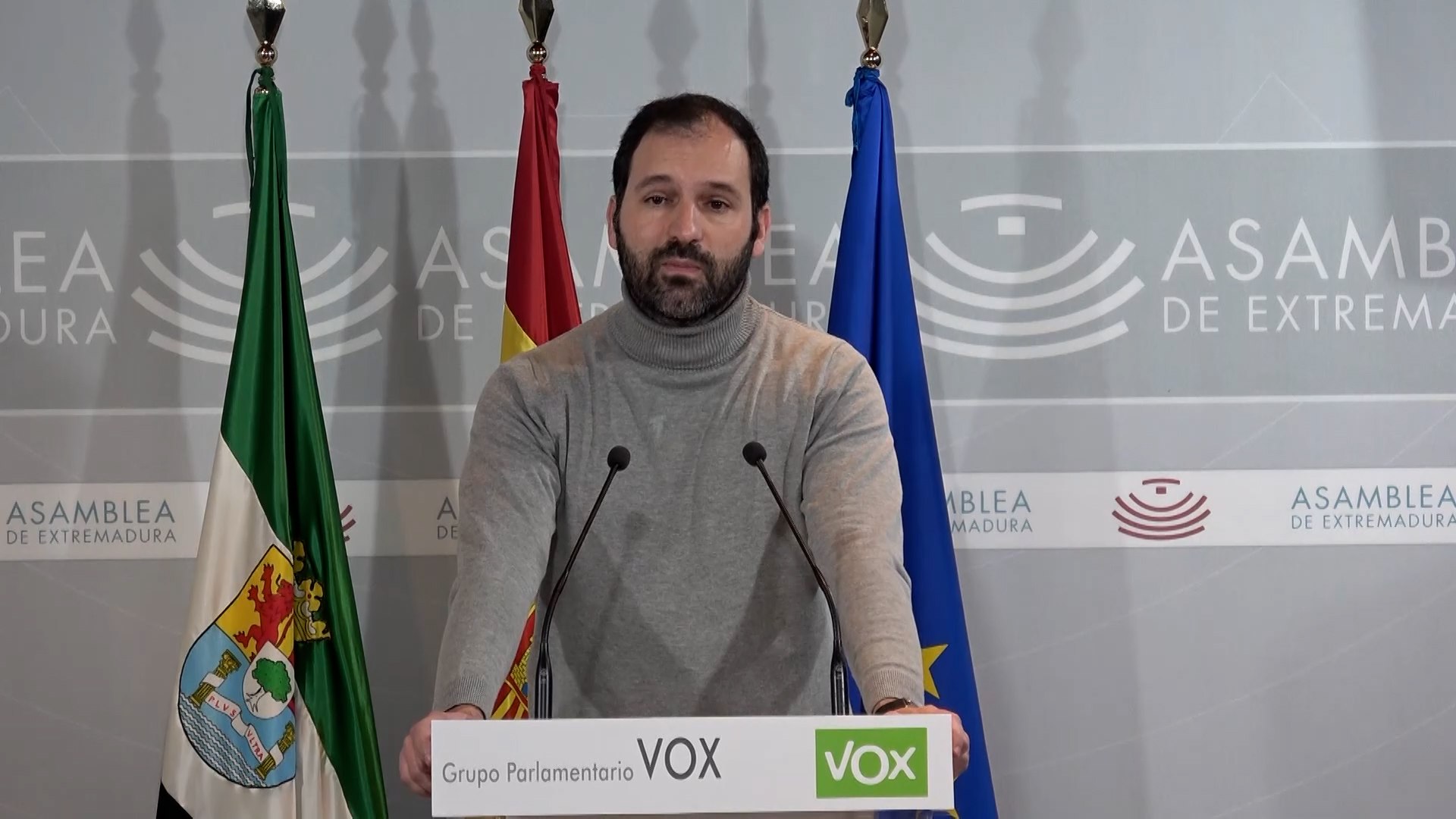 El portavoz adjunto del Grupo Parlamentario Vox en la Asamblea de Extremadura, �lvaro S�nchez-Oca�a Vara, ha reiterado p�blicamente que su formaci�n mantiene una actitud abierta y dialogante ante la posibilidad de alcanzar un acuerdo de gobernabilidad con el Partido Popular en la comunidad aut�noma. Seg�n explic�, Vox contin�a con la "mano tendida" para negociar un pacto que permita dotar de estabilidad institucional a la regi�n y responder a las demandas de los ciudadanos extreme�os. No obstante, el dirigente subray� que cualquier entendimiento pol�tico deber� implicar cambios profundos y un giro claro en las pol�ticas que se han venido aplicando hasta ahora, especialmente en materias que consideran prioritarias para su electorado. Adem�s, insisti� en la necesidad de establecer compromisos firmes y garant�as concretas que aseguren que las medidas acordadas se llevar�n realmente a cabo durante la legislatura. S�nchez-Oca�a Vara defendi� que su partido no busca acuerdos simb�licos ni declaraciones de intenciones vac�as, sino un programa de gobierno que refleje sus principios y propuestas. En este sentido, reiter� que Vox se muestra dispuesto a negociar, pero siempre sobre la base de condiciones claras, verificables y orientadas a impulsar un cambio pol�tico significativo en Extremadura. Todo ello, afirm�, pensando siempre en inter�s general.