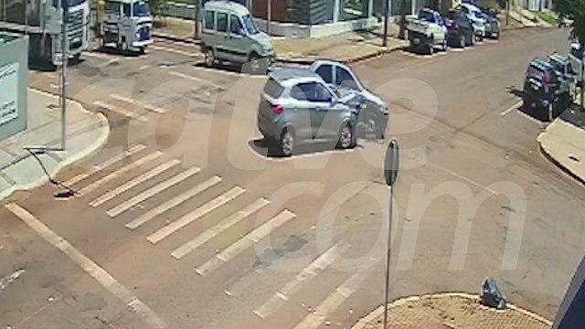 Imagens de câmeras de segurança mostram acidente no Centro de Cascavel