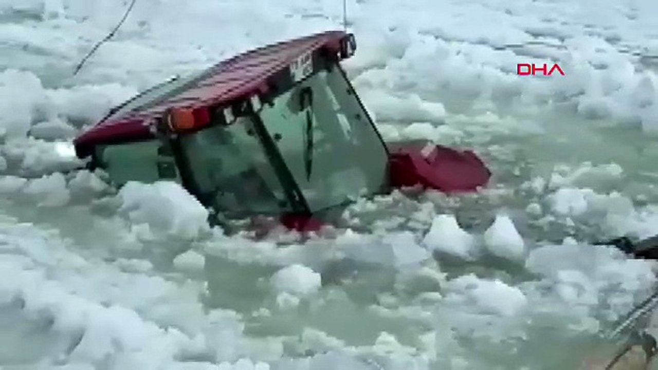 Çıldır Gölü’nde buz çöktü! Traktör suya gömüldü