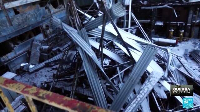 Ucranianos luchan contra el gélido invierno para reparar la red eléctrica tras ataques de Rusia
