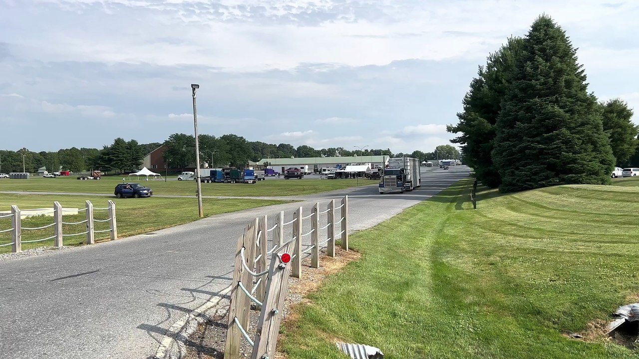 Marmon Conventional with slat side Wilson leaving the Keyston diesel nationals - PA Bull Haulers (1080p, h264)