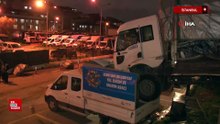 İstanbul'da park halindeki kamyon hareket edip başka aracın üzerine düştü