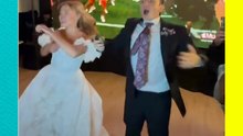 Una pareja sorprendió a todos al transmitir el medio tiempo de Bad Bunny en plena fiesta de bodas.