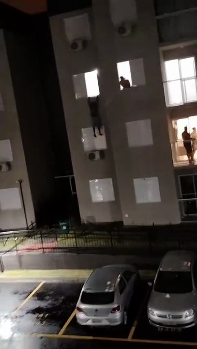 Desentendimento por programa leva homem a pular de apartamento