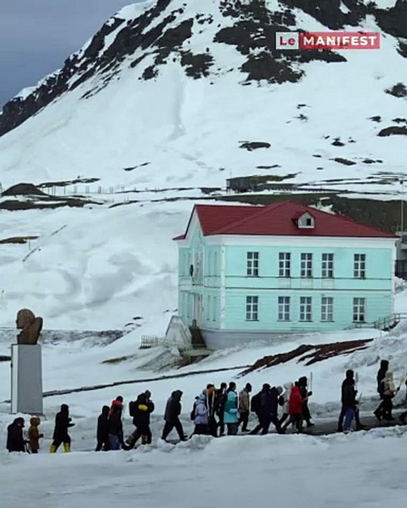 🚨❄️🌍 Arctique sous haute surveillance Pendant que le monde regarde le Groenland, un signal discret mais lourd de sens émerge au nord de l’Europe. Svalbard devient un nouveau point chaud stratégique 👀🇳🇴🇷🇺👉 À lire pour comprendre les enjeux géopolit