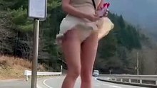 温泉街入口のバス停で風に揺らぐ昭和ガール #昭和 #ハプニング #shorts #ai