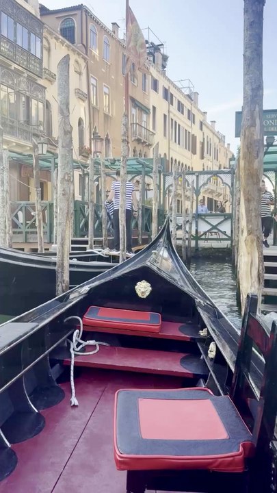 Les gondoles à Venise ? attrape touristes ou attraction iconique #italie #venise #gondole #insolite #voyage