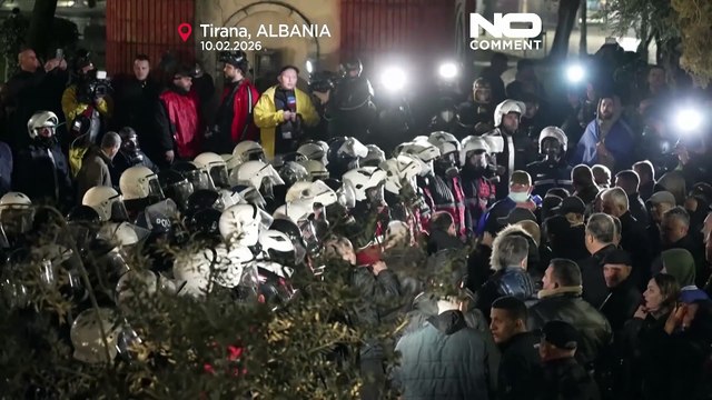 Scontri violenti alla protesta antigoverno a Tirana