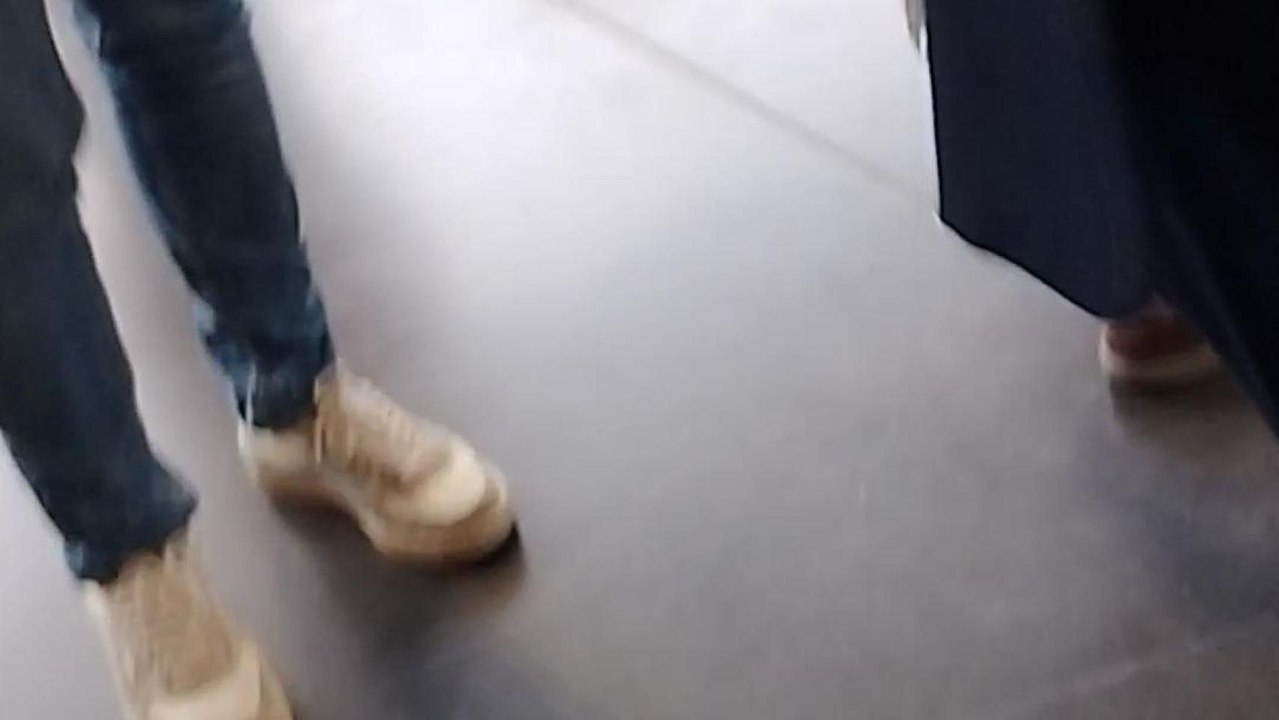 Una empleada de Renfe, en la estación de Alicante, este miércoles, admitiendo que no garantiza conexión a Madrid.