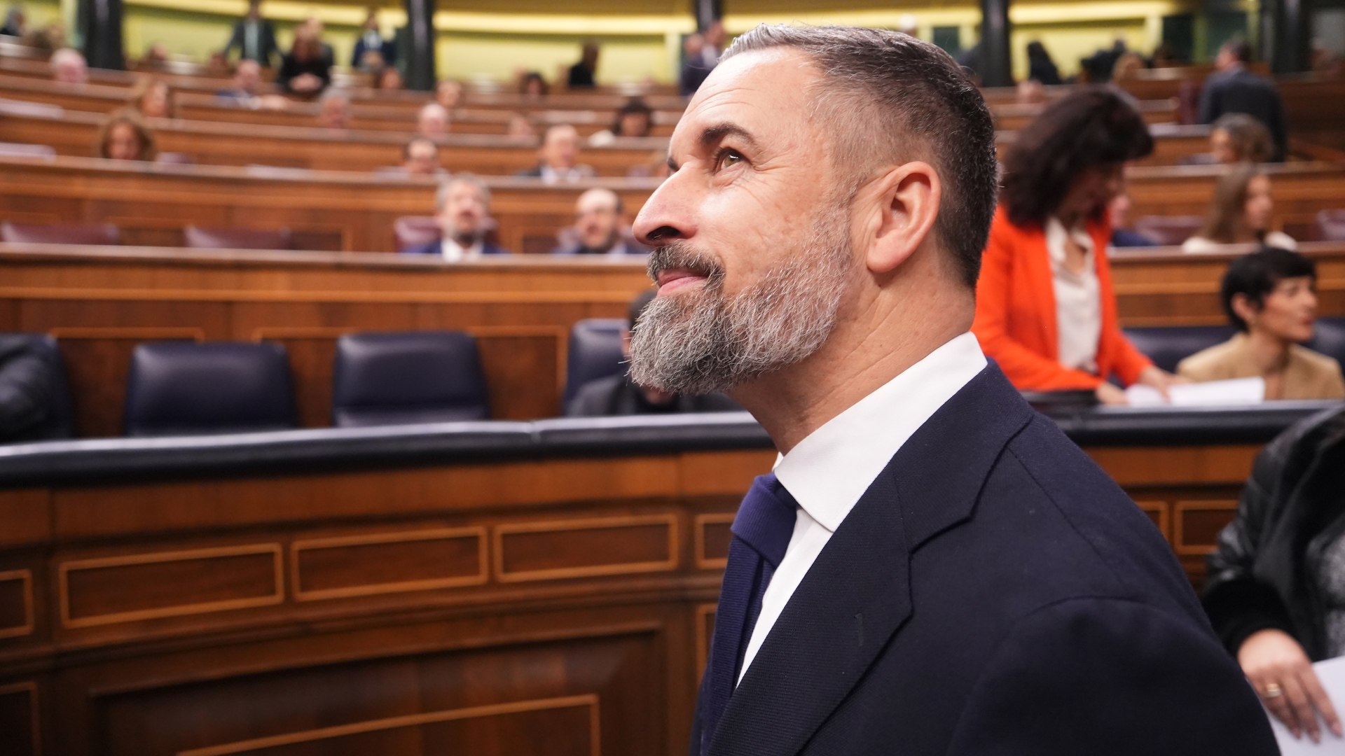El l�der de Vox, Santiago Abascal, ha protagonizado una tensa sesi�n en el Congreso de los Diputados al calificar como un "crimen" y no como un simple accidente el siniestro ferroviario ocurrido en Adamuz (C�rdoba). Durante la comparecencia del presidente del Gobierno, Pedro S�nchez, para informar sobre las tragedias de Adamuz y G�lida (Barcelona) &mdash;que dejaron un saldo de 47 fallecidos y 126 heridos&mdash;, Abascal ha exigido la dimisi�n inmediata del jefe del Ejecutivo, afirmando que "el Gobierno es una calamidad y provoca calamidades".