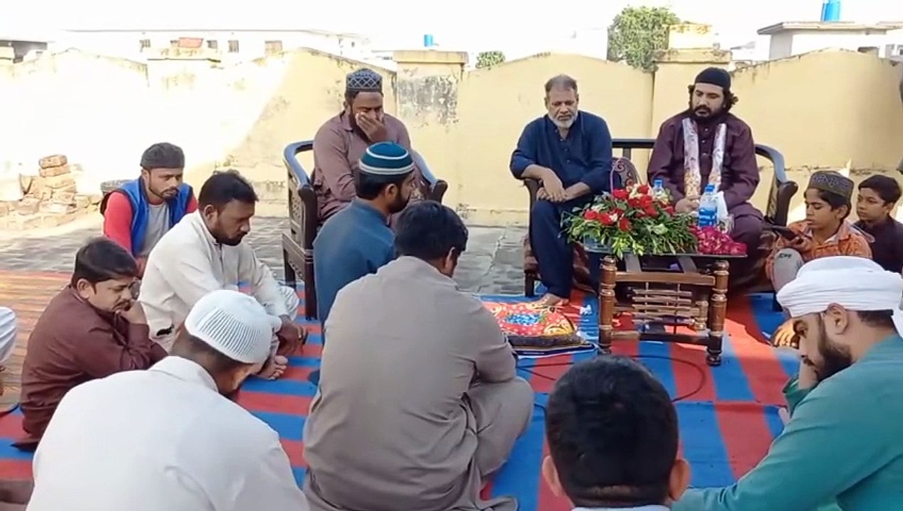 ہر قوم راست راہے، دینِ و قبلہ گاہِ من قبلہ راست کردم بر سمتِ کج کلاہے
