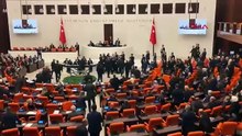 Bakanların yemin töreninde yumruklar havada uçuştu!