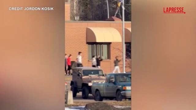 Canada, sparatoria in un liceo: gli studenti escono da scuola in fila indiana