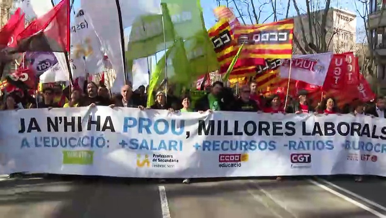 Miles de docentes se manifiestan en Barcelona para exigir mejoras laborales